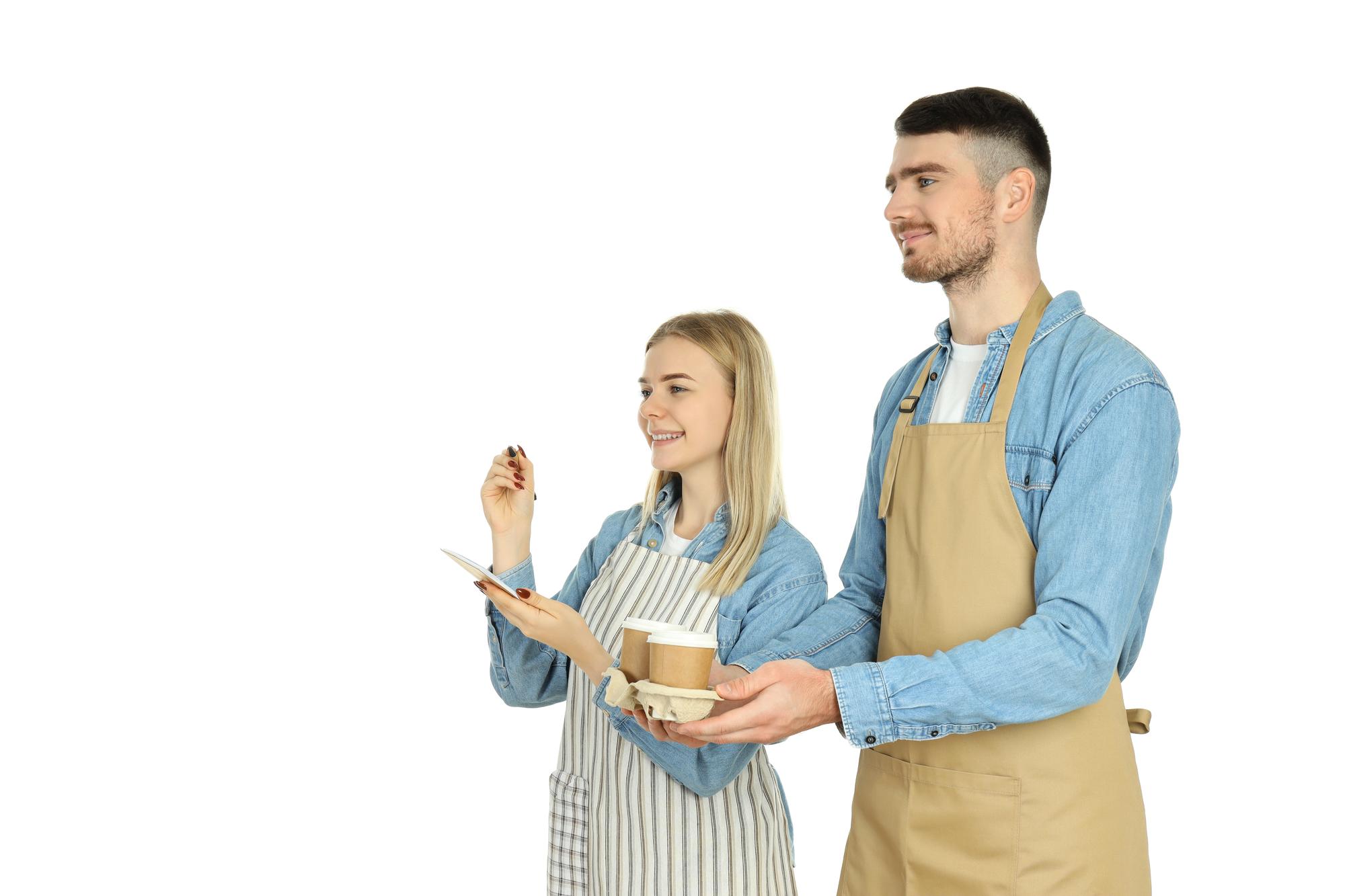 Team in der Werkstattküche, präsentiert ein Gericht