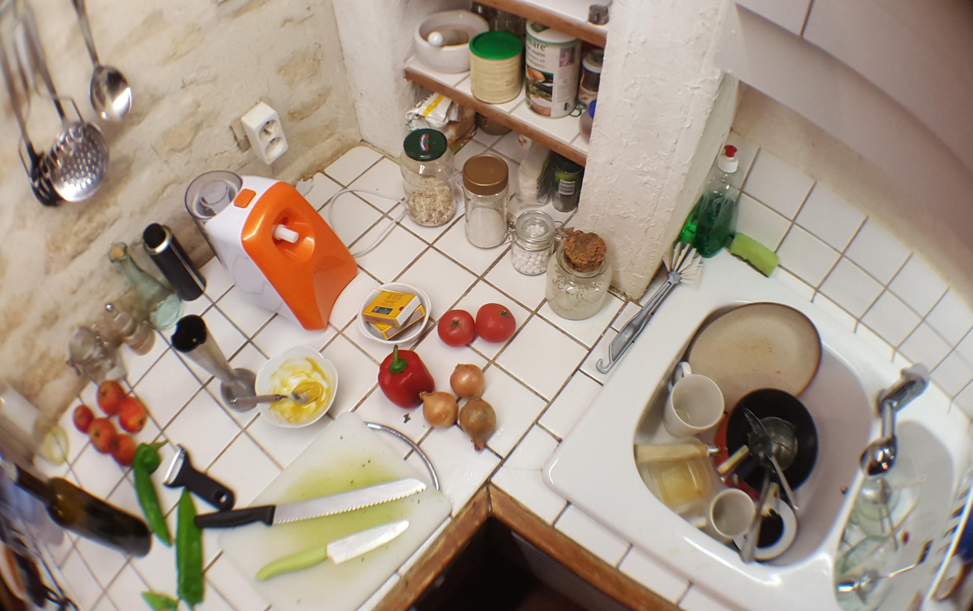 Chaos in einer heimischen Küche vor Mahlzeit